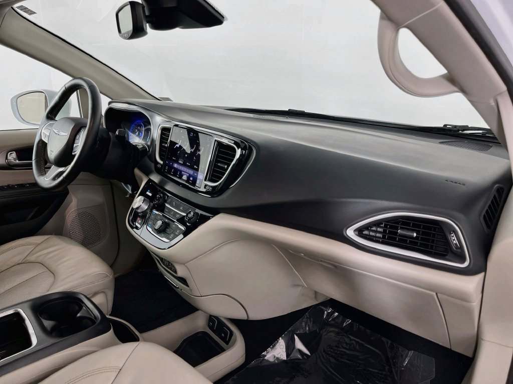 Used 2021 Chrysler Pacifica Touring-L FWD image 31