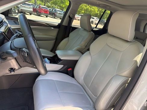 Used 2022 Jeep Grand Cherokee Overland w/ Luxury Tech Group IV AWD/4WD image 10