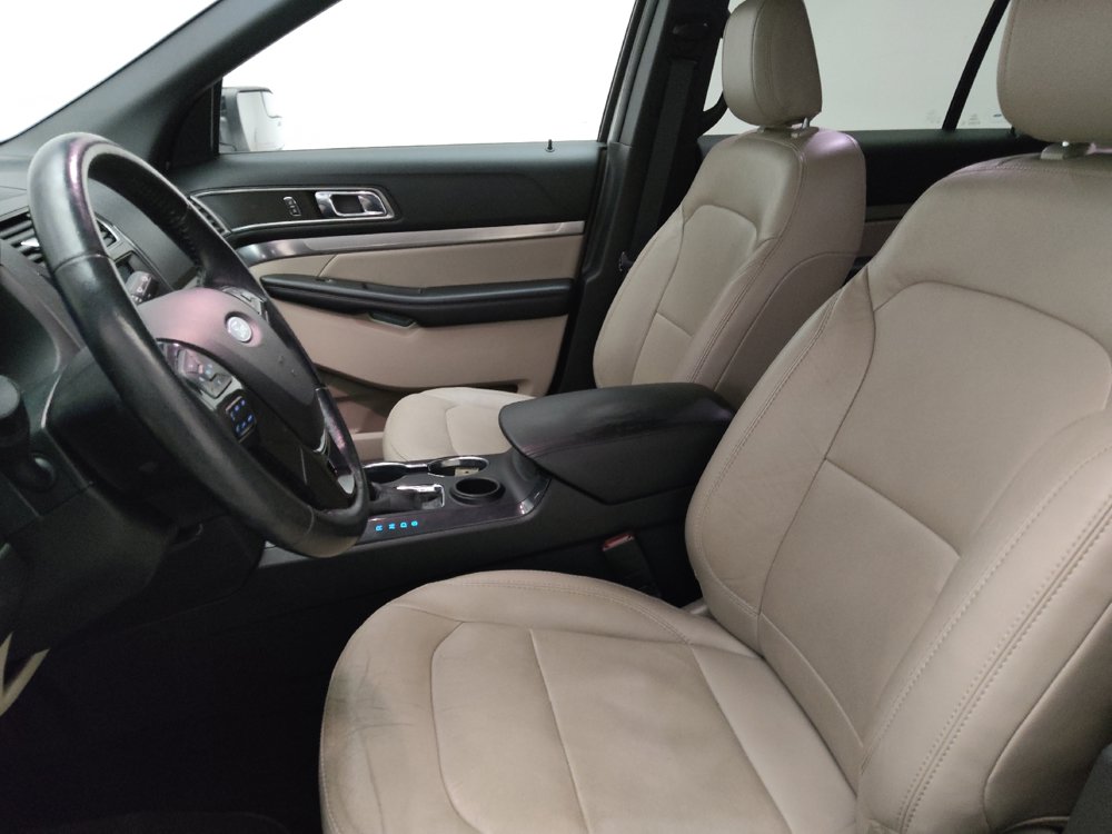 Used 2018 Ford Explorer XLT w/ Equipment Group 202A FWD image 17