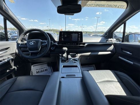 Used 2024 Toyota Sienna XLE Woodland Edition image 10