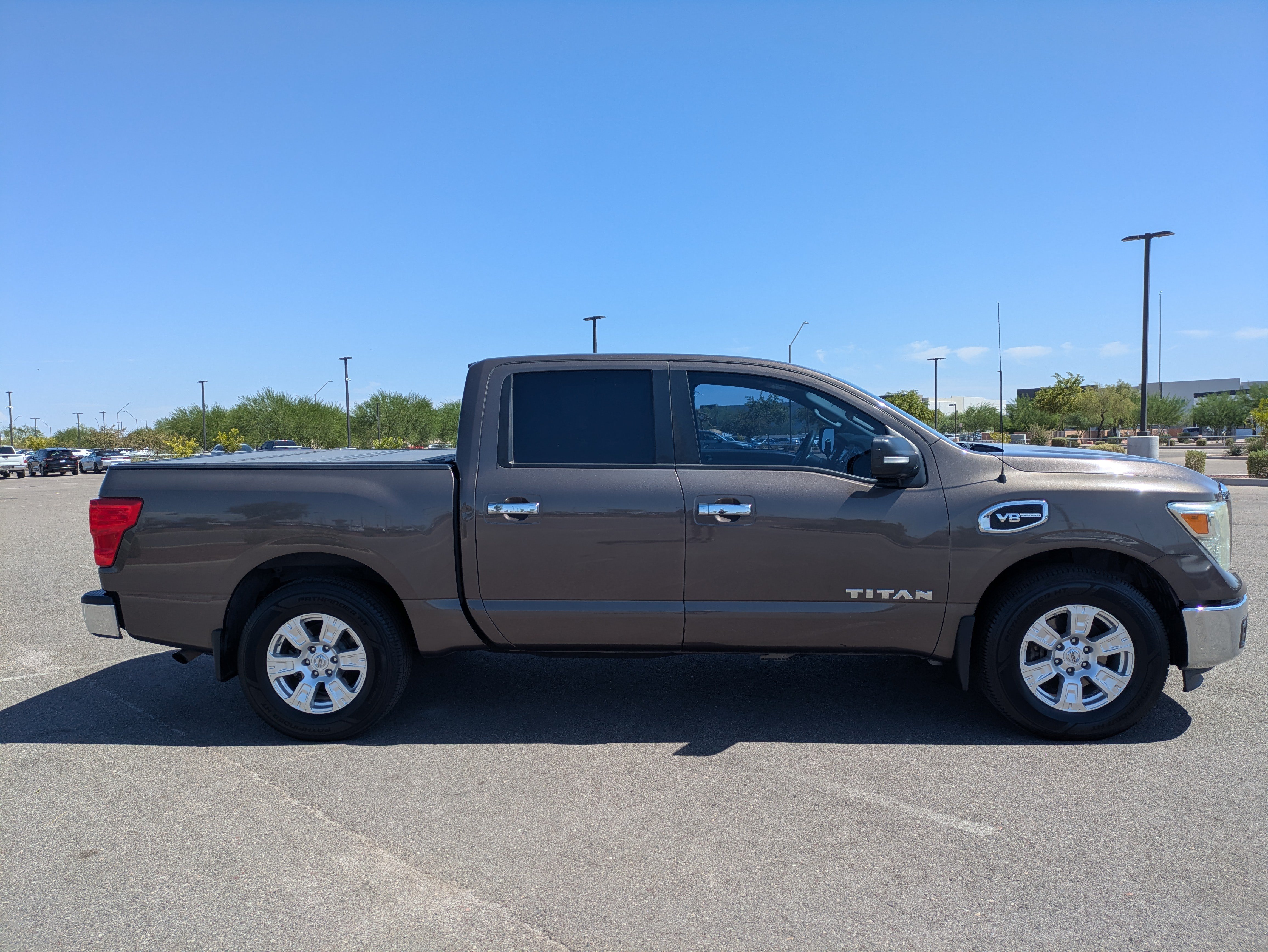 Used 2017 Nissan Titan SV RWD image 6