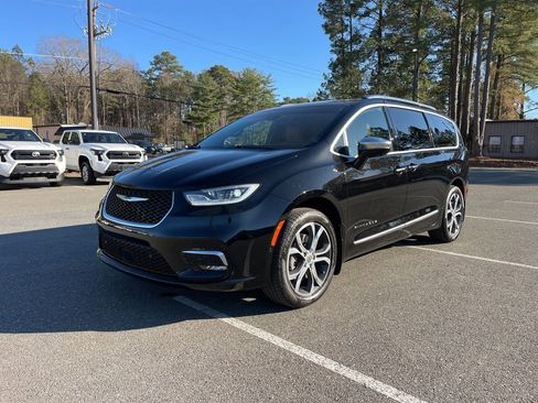 Used 2024 Chrysler Pacifica Pinnacle w/ Trailer Tow Group AWD/4WD image 2