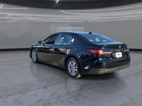 Used 2025 Toyota Camry LE w/ Convenience Package image 4