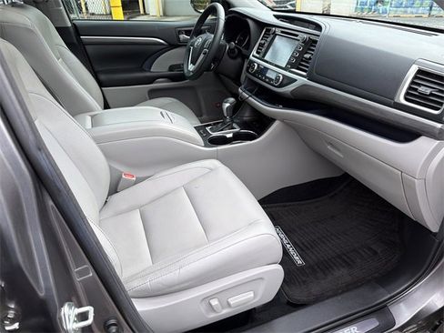 Used 2018 Toyota Highlander Limited Platinum image 13