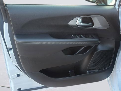 Used 2025 Chrysler Voyager LX image 25