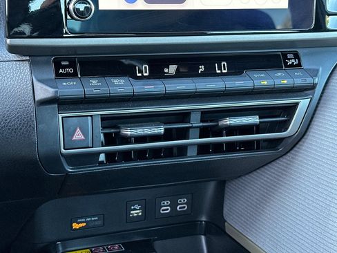 Used 2025 Toyota Camry SE w/ Convenience Package FWD image 16