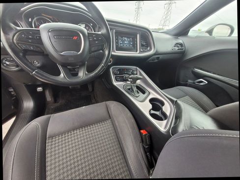 Used 2015 Dodge Challenger SXT image 16