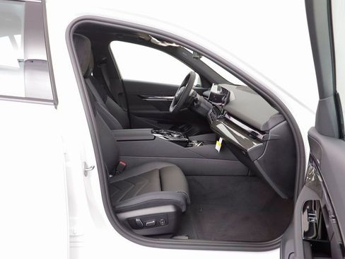 New 2026 BMW 550e xDrive w/ Premium Package image 19