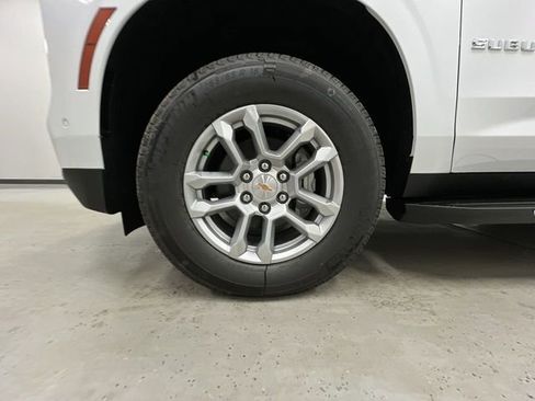 New 2026 Chevrolet Suburban LT image 33