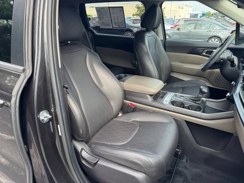 Used 2025 Kia Carnival FWD image 18