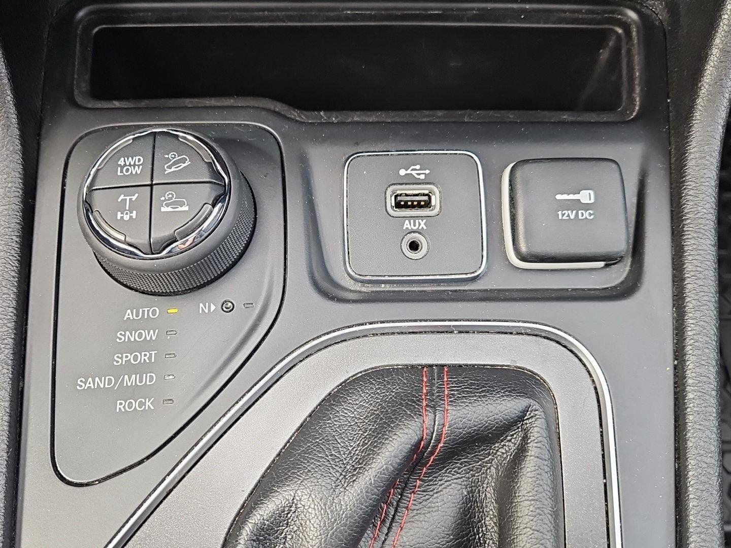 Used 2019 Jeep Cherokee Trailhawk w/ Comfort/Convenience Group AWD/4WD image 26