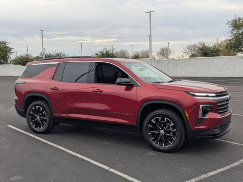 Used 2025 Chevrolet Traverse LT w/ Sun and Wheel Package image 8