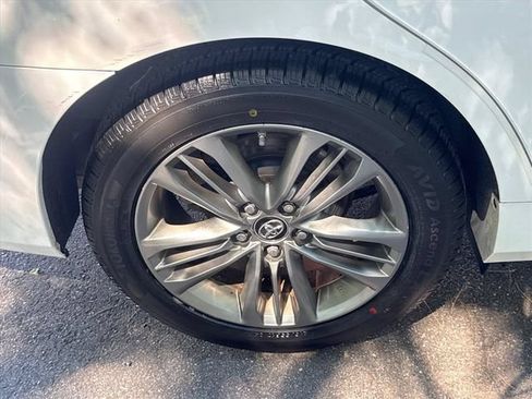 Used 2017 Toyota Camry SE w/ Moonroof Package FWD image 12