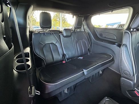 Used 2025 Chrysler Pacifica Limited image 40