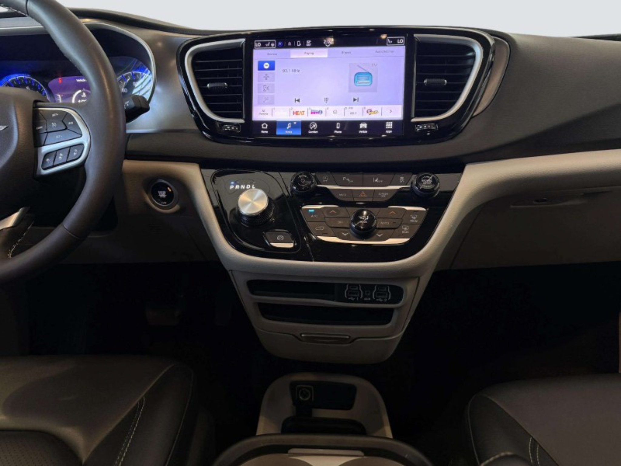Used 2024 Chrysler Pacifica Touring-L FWD image 27