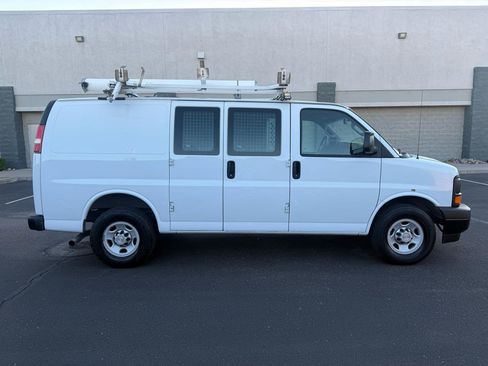 Used 2017 Chevrolet Express 2500 image 2