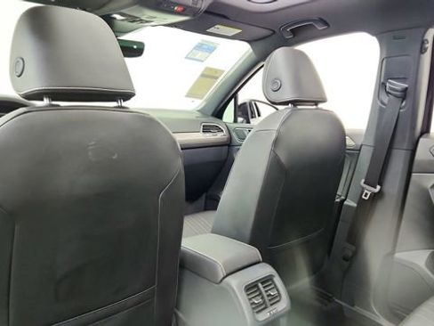 Used 2022 Volkswagen Tiguan SE R-Line image 34