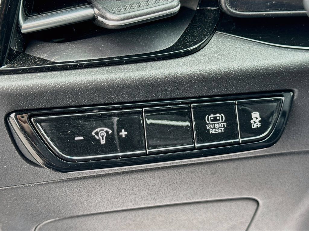 Certified 2023 Kia Niro EX Touring FWD image 13