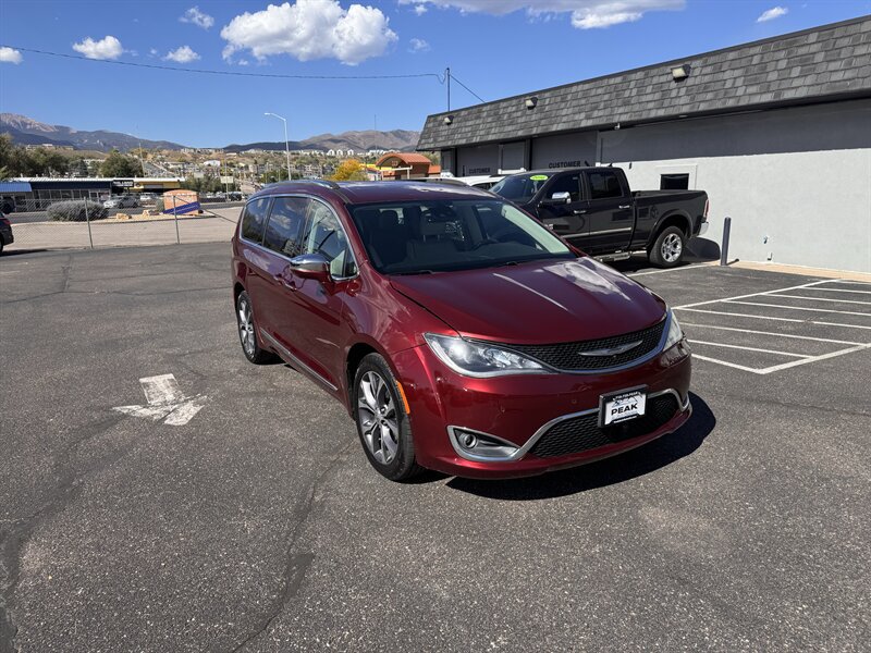 Used 2018 Chrysler Pacifica Limited w/ Advanced Safetytec Group FWD image 1