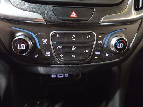 Used 2019 Chevrolet Equinox LT FWD image 16