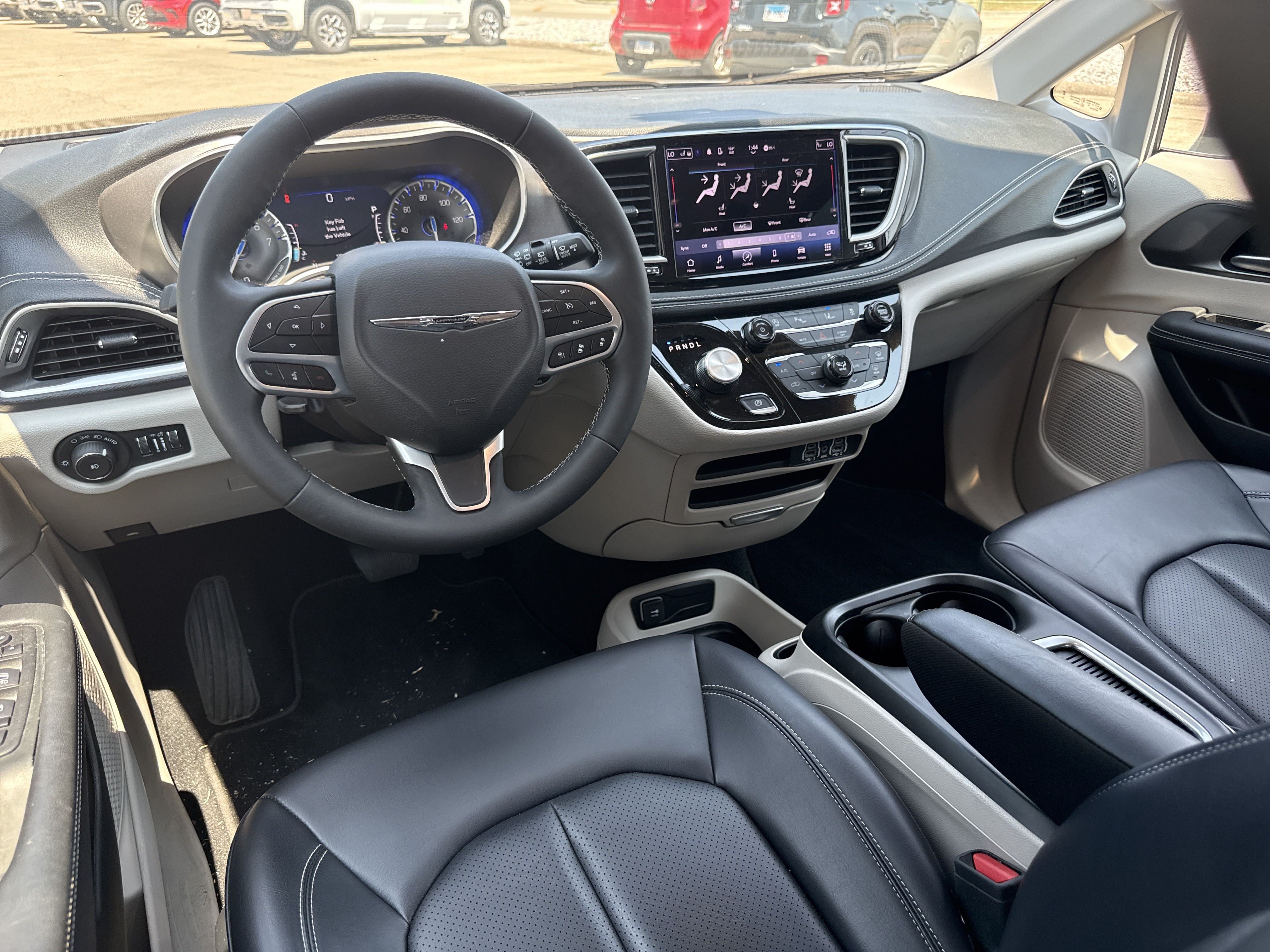 Used 2023 Chrysler Pacifica Touring-L AWD/4WD image 6