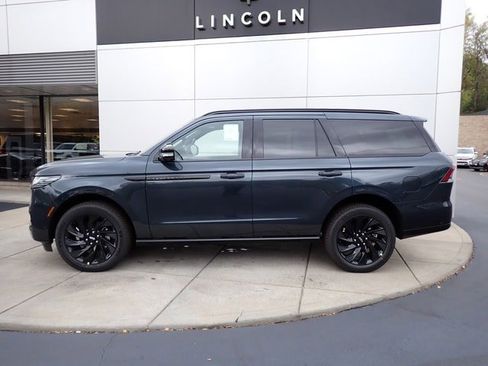 New 2025 Lincoln Navigator Reserve w/ Jet Appearance Package image 2