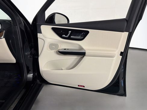 Used 2024 Mercedes-Benz GLC 300 4MATIC image 24