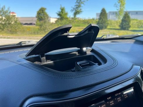 Used 2019 Jeep Cherokee Limited AWD/4WD image 24