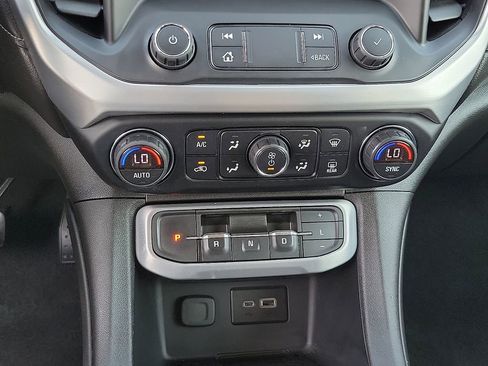 Used 2020 GMC Acadia SLE image 17