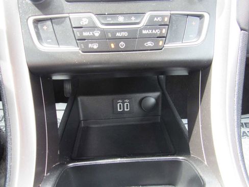 Used 2020 Ford Fusion SE image 16