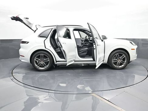 Certified 2025 Porsche Cayenne AWD/4WD image 33