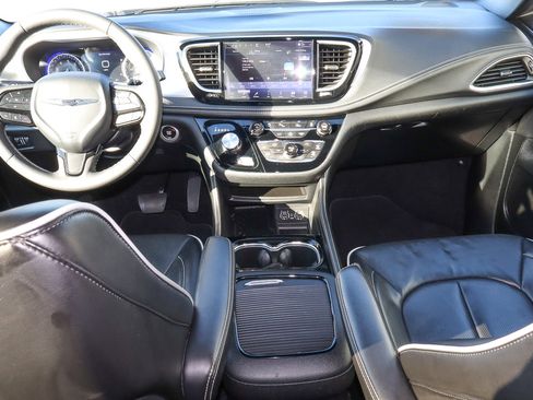 Used 2025 Chrysler Pacifica Limited image 11