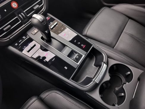 Certified 2025 Porsche Macan AWD/4WD image 17