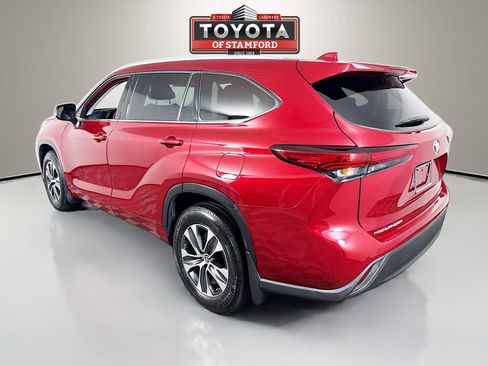 Certified 2022 Toyota Highlander XLE image 5
