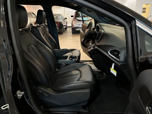 Used 2025 Chrysler Pacifica Select image 38