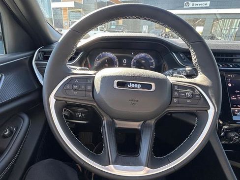 New 2025 Jeep Grand Cherokee Altitude image 10