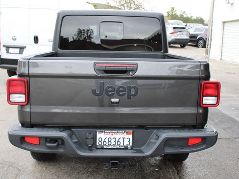Used 2023 Jeep Gladiator Sport image 5
