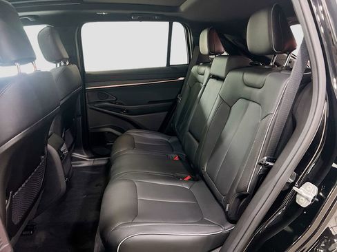 Used 2025 Jeep Wagoneer S Limited image 11