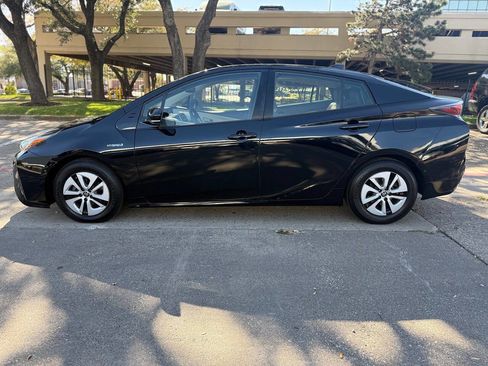 Used 2017 Toyota Prius Four w/ Premium Convenience Package FWD image 3