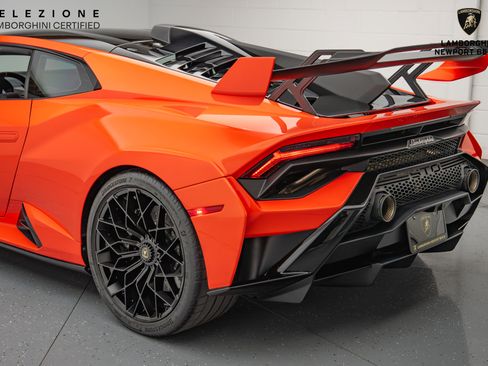 Used 2022 Lamborghini Huracan STO image 16