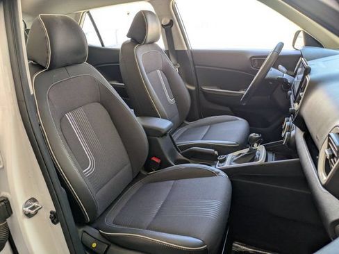 Used 2025 Hyundai Venue Limited FWD image 28