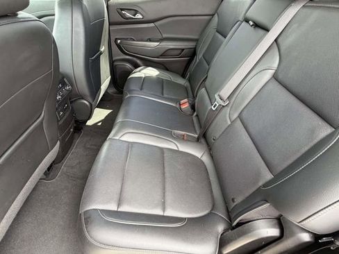 Used 2023 GMC Acadia SLT FWD image 21