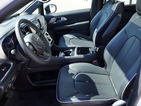 Certified 2024 Chrysler Pacifica Premium image 16