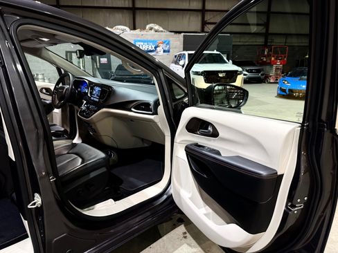 Used 2018 Chrysler Pacifica Touring-L Plus w/ Advanced Safetytec Group FWD image 21