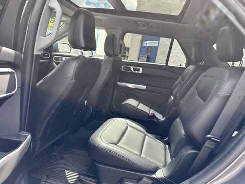 Used 2022 Ford Explorer XLT w/ Equipment Group 202A AWD/4WD image 10