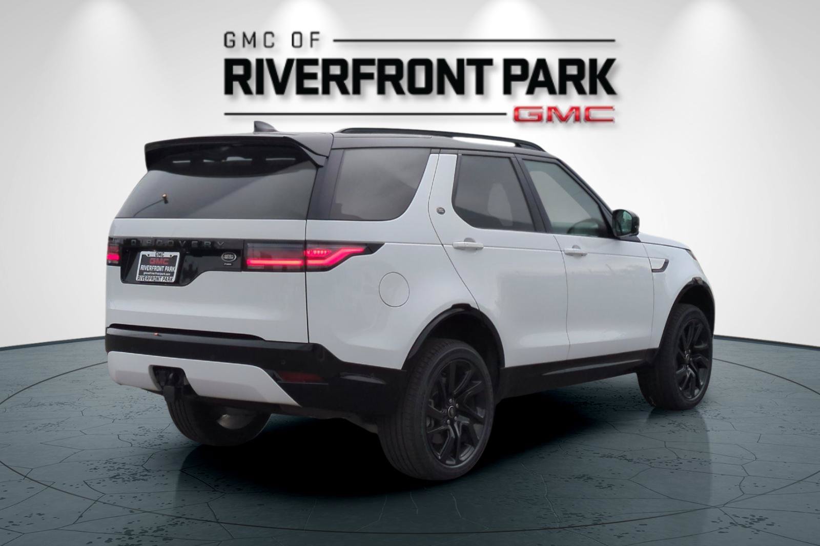 Used 2023 Land Rover Discovery HSE R-Dynamic AWD/4WD image 3