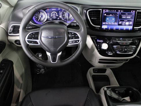 Used 2024 Chrysler Pacifica Touring-L image 5