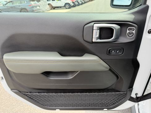 Used 2025 Jeep Gladiator Mojave AWD/4WD image 11