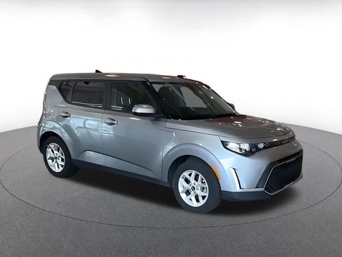 Used 2025 Kia Soul LX w/ LX Technology Package FWD image 2