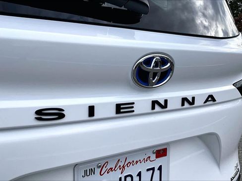 Certified 2023 Toyota Sienna LE image 30